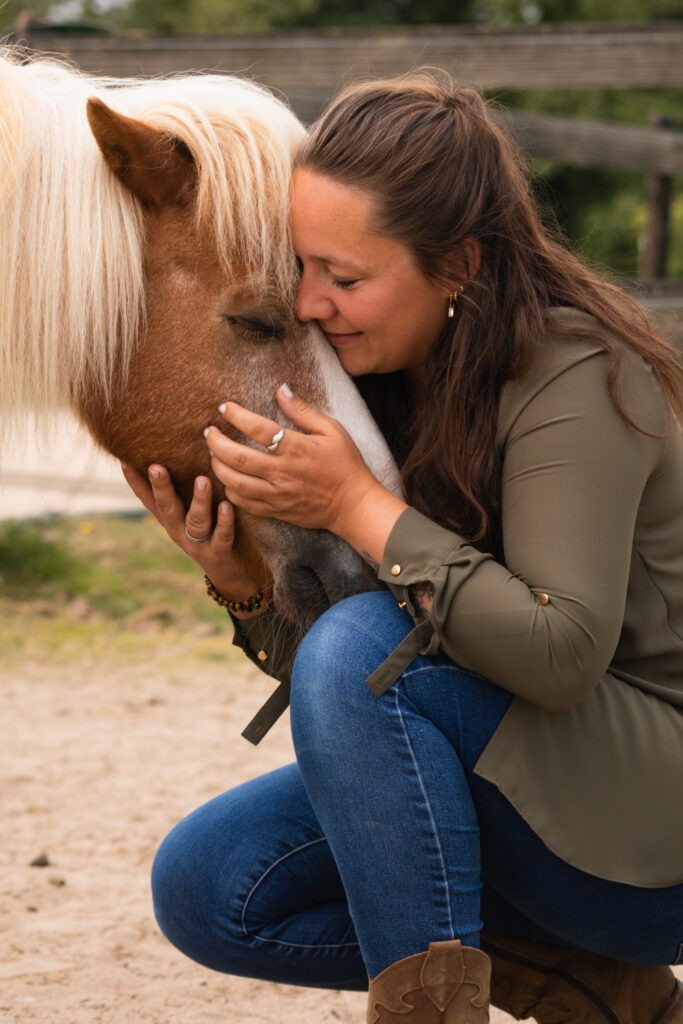 Paardencoach creëert veilige verbinding voor persoonlijke groei via intuïtieve coaching
